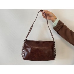 Bolso tachas marrón