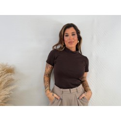 Camiseta cuello marrón