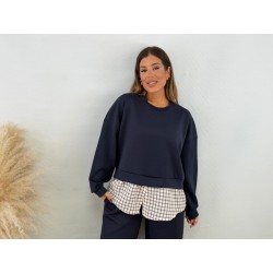 Sudadera bajo camisa azul