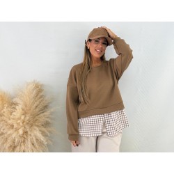 Sudadera bajo camisa...