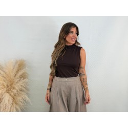 Camiseta básica cuello marrón